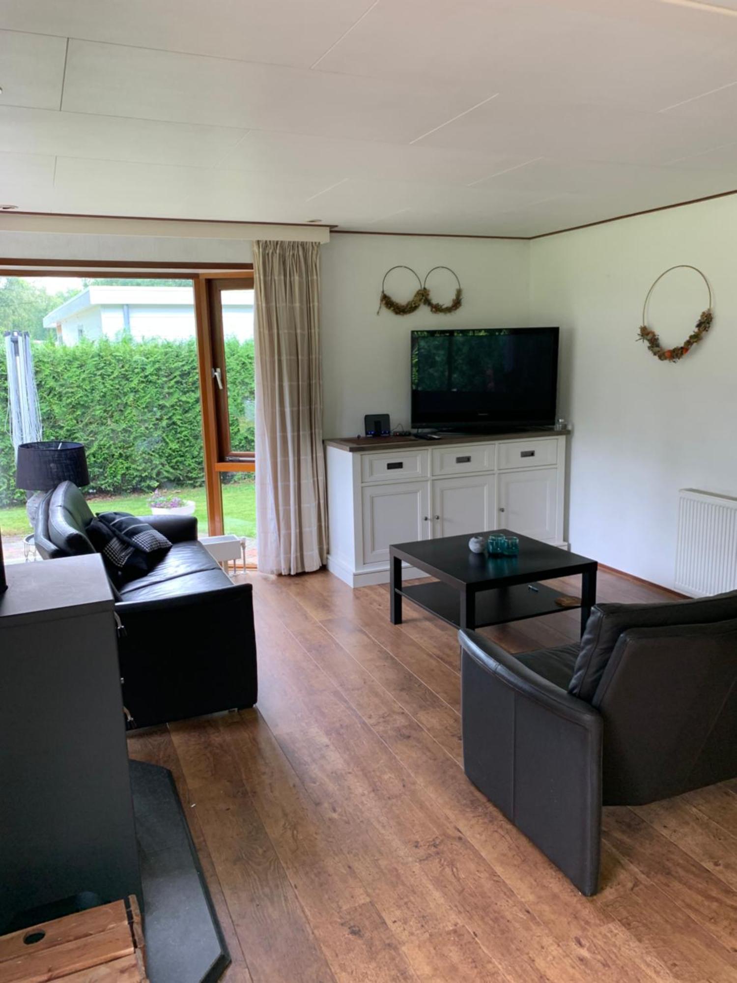 Dubbele Chalet Op Recreatiepark Topparken Op De Veluwe In Beekbergen Met Grote Vrije Tuin En Eigen Parkeerplaats Pokoj fotografie
